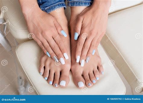 Manicura Y Pedicura Con Gel De Color Blanco Azul Y Plata Pulido En Uñas