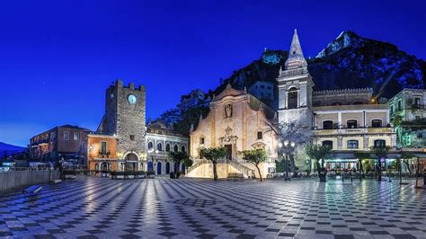 Taormina downtown at night - backiee