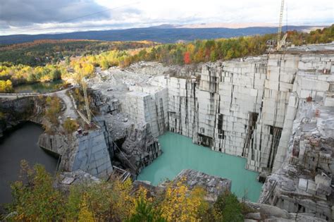 Quarry Sumber Penting Material Konstruksi