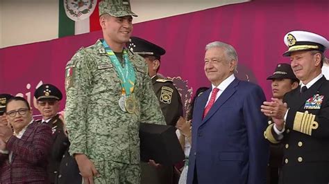 Amlo Condecora A Medallistas Panamericanos Durante El Desfile Del