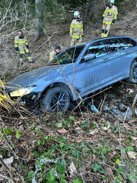 Insassen unverletzt Pkw stürzte in Mühlbach über eine Böschung Pongau