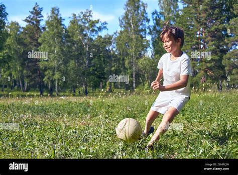 Bambino Che Calcia Un Pallone Da Calcio Immagini E Fotografie Stock Ad