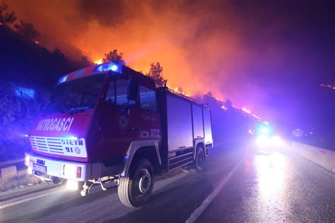 Galerija Dubci Vatrogasci Se Bore S Vatrenom Stihijom I Burom Str