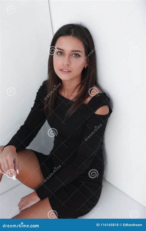 Primer Retrato De La Mujer Joven Pensativa Foto De Archivo Imagen De