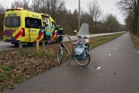 Scooter En Fiets Raken Elkaar Hard Op Fietspad Ringbaan Oost In Weert