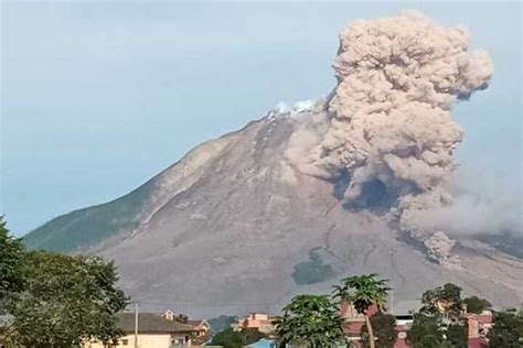 Foto Gunung Sinabung Kembali Erupsi Tinggi Kolom Abu Hingga 3 460