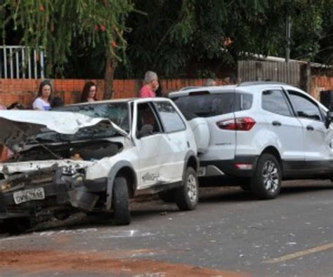 Condutora Invade Preferencial Bate Em Carro E Colide Contra Uma árvore