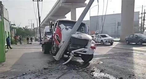 Impacta grúa contra poste