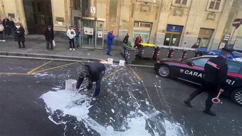 Genova Autocarro Perde Vernice In Piazza Della Nunziata Il Secolo Xix