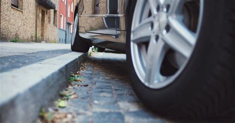 Hvor langt må man holde fra kantstenen når man parkerer Du vil måske