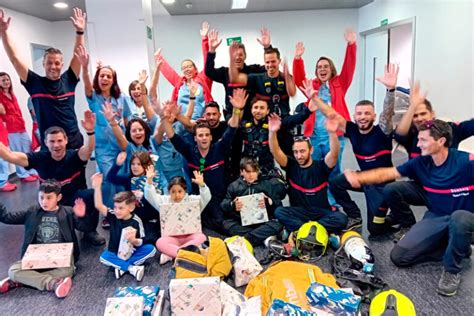 Los bomberos visitan a los niños y niñas ingresados en el Hospital