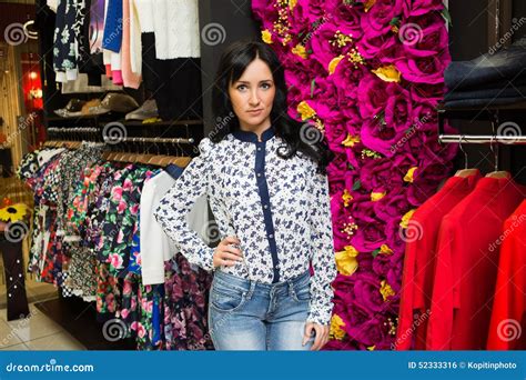 Compras Hermosas De La Mujer En Tienda De Ropa Foto De Archivo Imagen