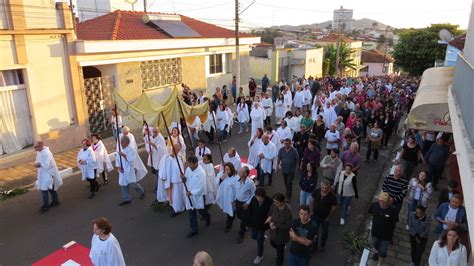 Fieis Católicos celebram o Corpus Christi