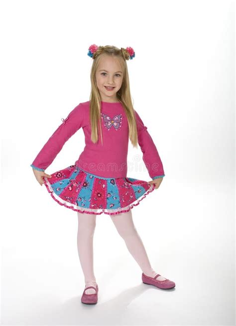 Fille Mignonne Dans Le Rose Image Stock Image Du Fleurs Blonde