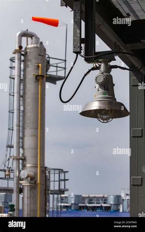 Fractional Distillation Tower Hi Res Stock Photography And Images Alamy