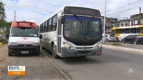 Passageiros ficam feridos após ônibus passar velocidade por quebra