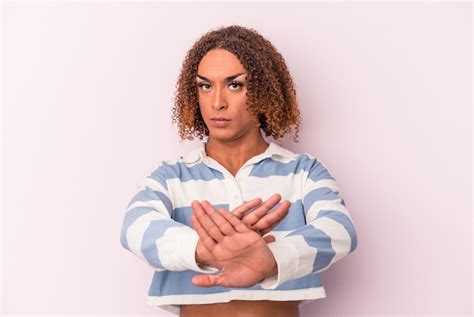 Joven Mujer Transexual Latina Aislada De Fondo Rosa Parada Con La Mano Extendida Mostrando La
