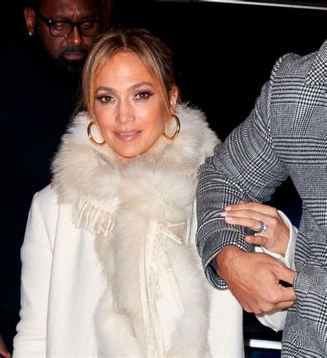 Noiva Jennifer Lopez exibe sua aliança de casamento avaliada em R 4