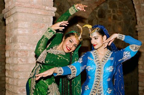 Persian Folk Dance | Iranian girl, Iranian women, Traditional dresses