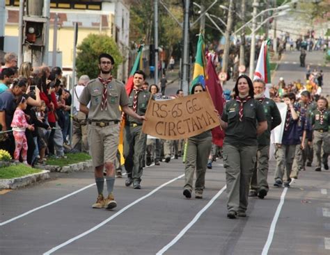 Milhares De Pessoas Assistem Aos Desfiles De Garibaldi Barbosa E Bento