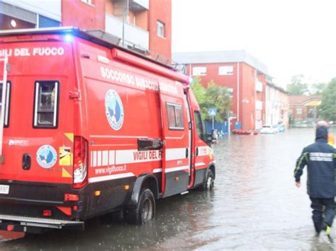 Pioggia Senza Sosta Esonda Il Lambro A Milano E Monza Il Sole Ore