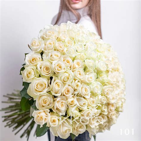 101 белая роза купить с бесплатной доставкой в Москве – букет из 101 ...