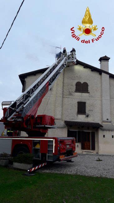 Incidente Maser Auto Ribaltata Nel Fosso Un Ferito Estratto Dalle