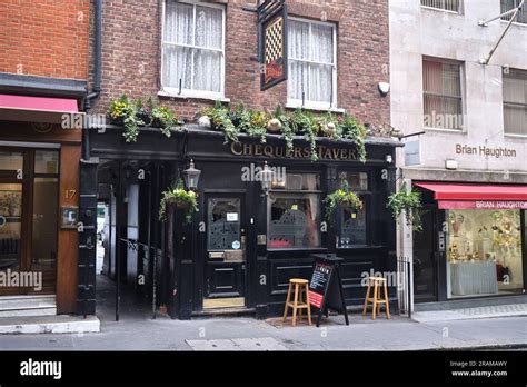 Chequers Tavern Public House Duke St London England Uk Stock Photo Alamy