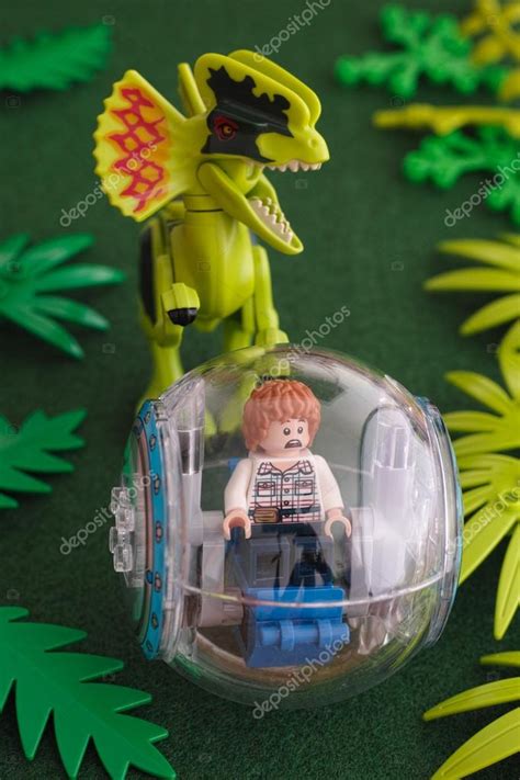 Pictures : lego dino | Lego Jurassic park. Gray minifigure in ...