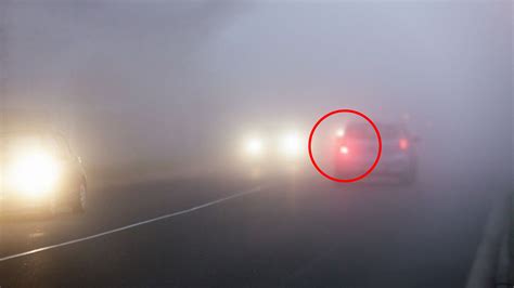 El Grave Error De Conducir Con Niebla Y Circular Con Las Balizas Encendidas Infobae