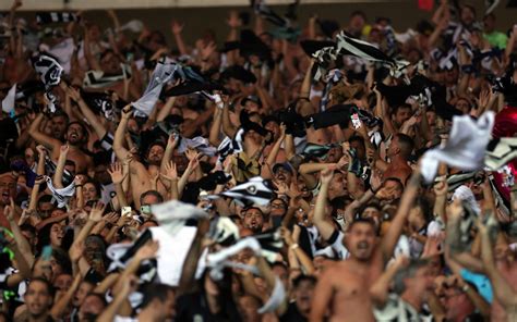 Torcida do Botafogo prepara mosaico em movimento inédito no Brasil