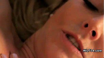 Seducción en el dormitorio de una milf cachonda XVIDEOS