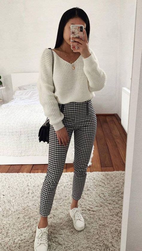 10 outfits casuales con tenis blancos para llevar en otoño Cute Sweater