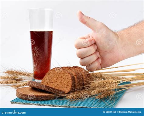 Gesneden Brood En Tarweaartjes Op Bamboemat Met Glas Van Frisdrank De