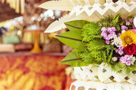 Ofrendas Tradicionales Del Balinese A Dioses Isla Tropical De Bali