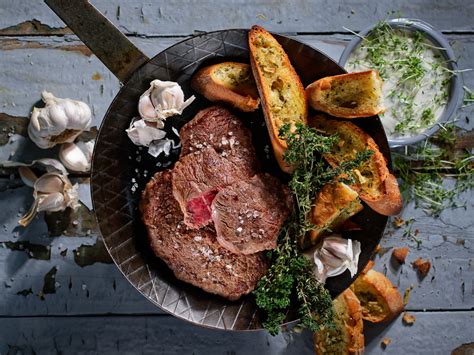 H Ftsteak Mit Kresse Sauerrahm Und Knoblauchbrot Hier Leben