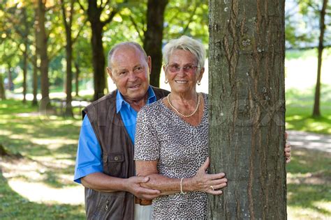 Älteres Paar ist in der Liebe senior Bürger ist ein Baum im park