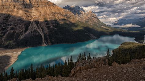 Ciemne chmury nad górami Canadian Rockies i jeziorem Peyto Lake