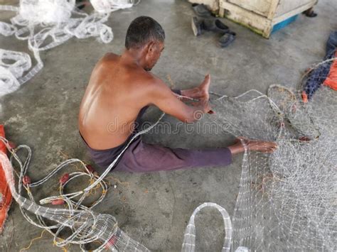 Actividad De Los Pescadores Tejiendo O Reparando Su Red De Pesca En El