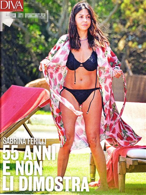 Sabrina Ferilli In Bikini Curve Pericolose Sotto Il Sole