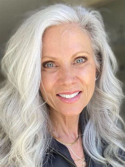 Aging Beautifully Older Women Older Beauty Beautiful Gray Hair Aging