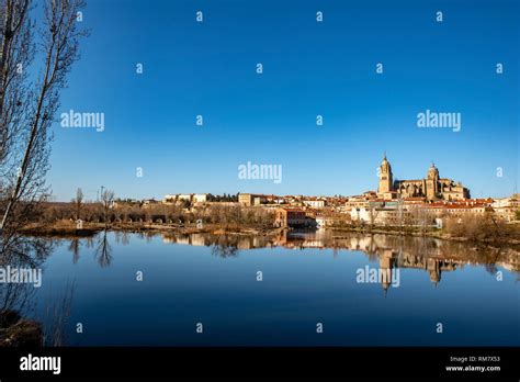 Hermosa vista panorámica de la ciudad histórica de Salamanca con Río