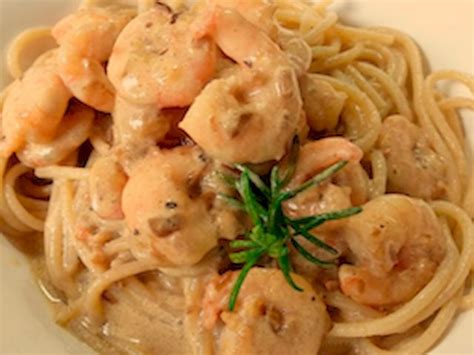 Saborea Una Deliciosa Pasta Con Camarones En Salsa Blanca