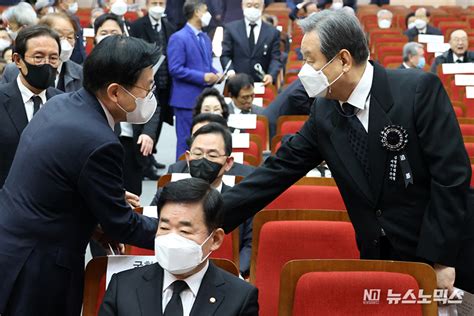 포토 김영삼 전 대통령 7주기 추모식 분향하는 김현철