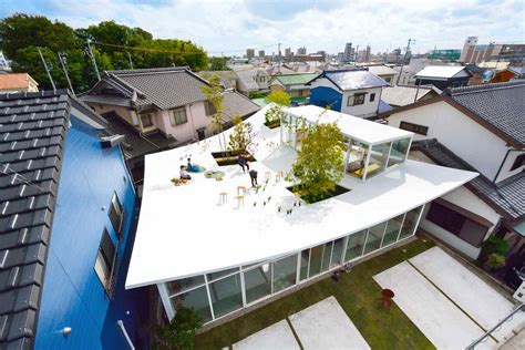 Studio Velocity designs a curved roof office building in Japan