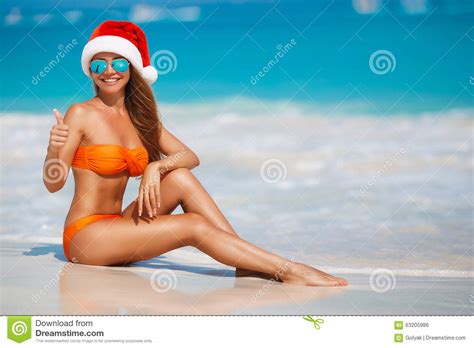 Frau Auf Dem Strand Sankt Im Hut Stockfoto Bild Von Karibisch Bikini