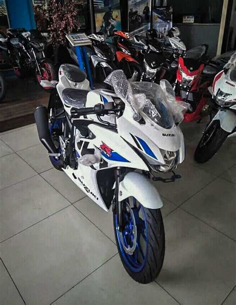 Suzuki Gsx R150 Warna Putih Velg Biru Sudah Didistribusikan Ke Dealer 4