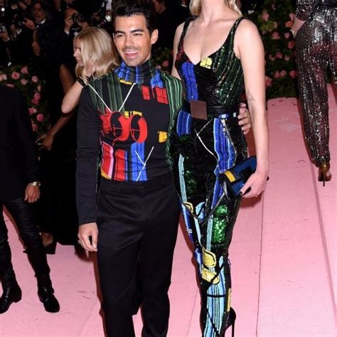 Joe Jonas Y Sophie Turner Posan Divertidos En La Alfombra Roja De La