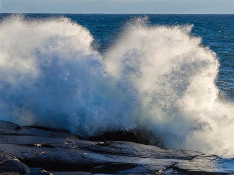 Premium Photo Sea Waves Splashing On Rocks