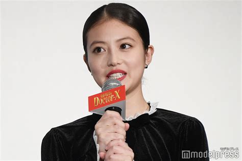 今田美桜、ミニワンピで美脚披露「ドクターx」ファイナルに涙ぐむ 米倉涼子「可愛いから何でもいい」【劇場版ドクターx】 モデルプレス